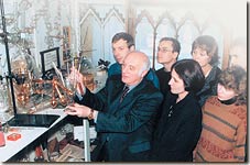 E.N.Klimovitsky acquaints stereochemistry laboratory fellows with museum exhibits
